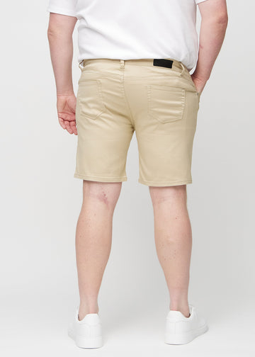 Beige middle-slim shorts set bagfra på en plus-size model, så man kan se hele produktet.