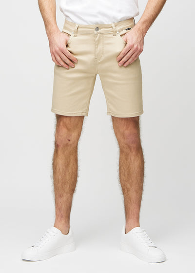 Beige middle-slim shorts, som sidder lige langs låret og slutter lige over knæet, set forfra.