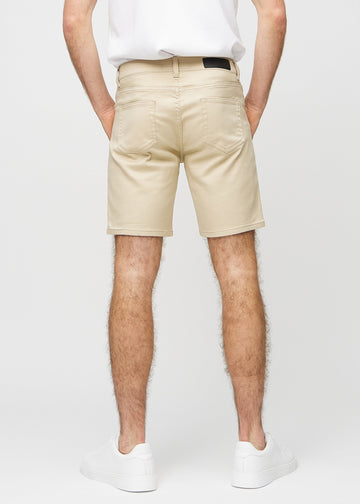 Beige middle-slim shorts set bagfra, så man kan se hele produktet.