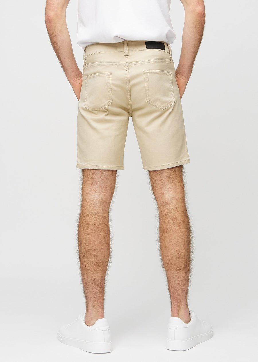 Beige middle-slim shorts set bagfra, så man kan se hele produktet.