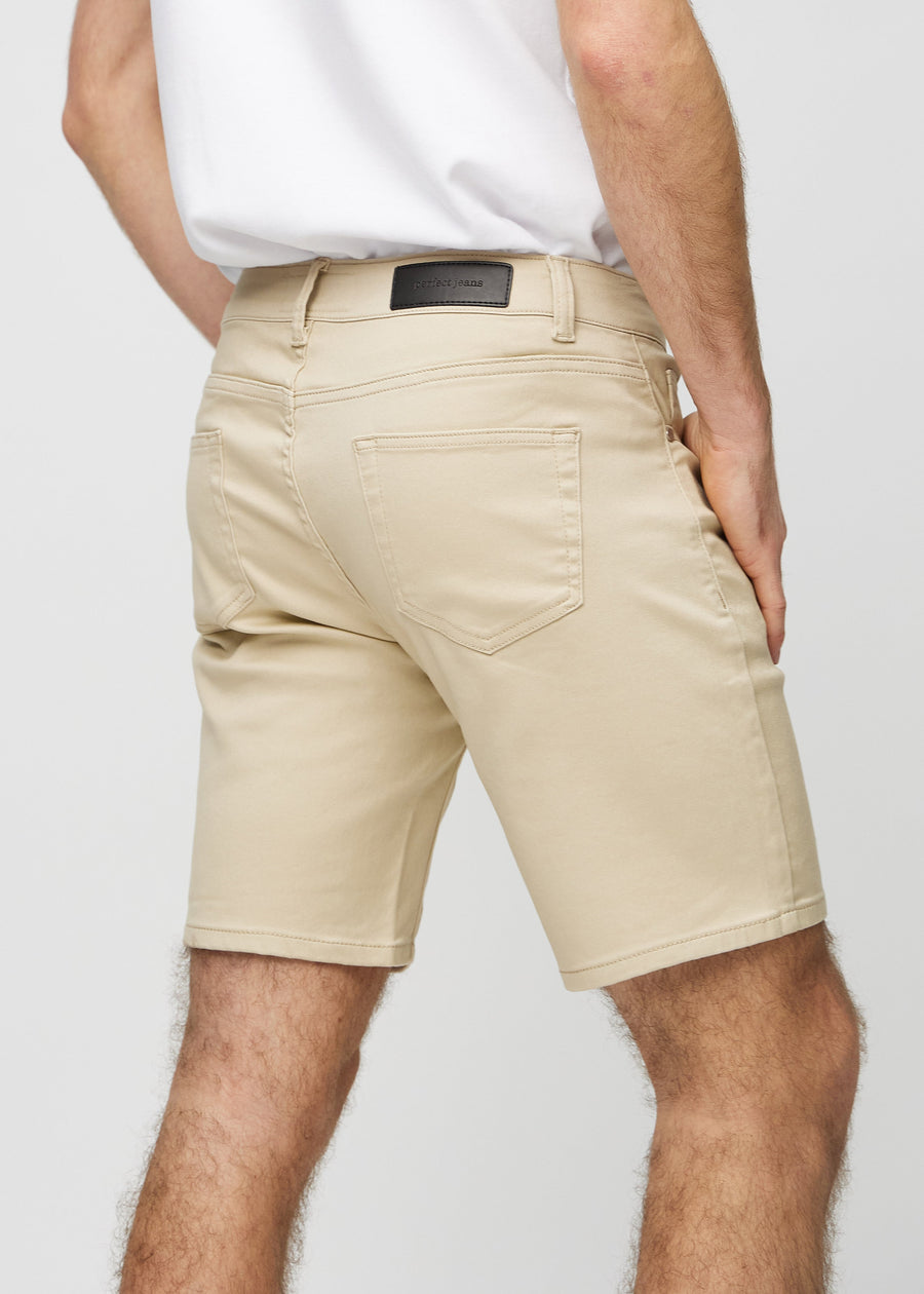 Beige middle-slim shorts set bagfra tæt på for at vise detaljer.