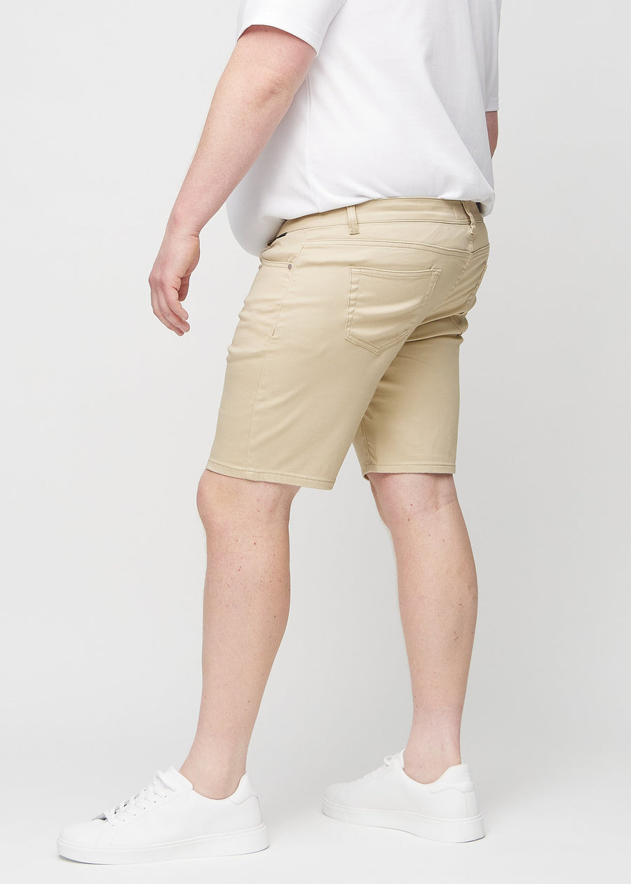 Beige middle-slim shorts set fra siden på en plus-size model.
