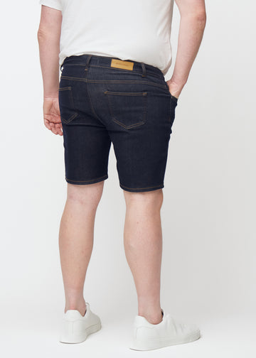 Mörkblå denimshorts för herr i färgen Midnights sett bakifrån på plus-size modell.
