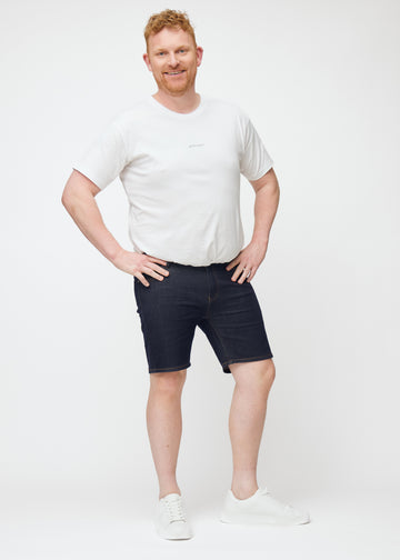 Helbild av plus-size modell i mörkblå denimshorts för herr i färgen Midnights med slim passform.