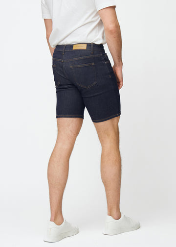 Mörkblå denimshorts för herr i färgen Midnights sett bakifrån, där längden strax över knät syns.