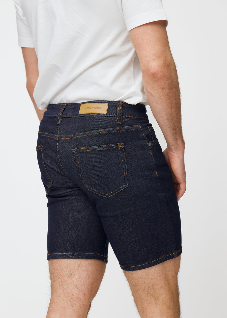 Mörkblå denimshorts för herr i färgen Midnights sett bakifrån i närbild för att visa passform och detaljer.