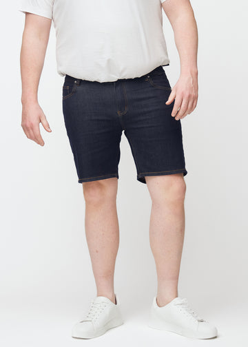 Mörkblå denimshorts för herr i färgen Midnights med slim passform sett framifrån på plus-size modell.