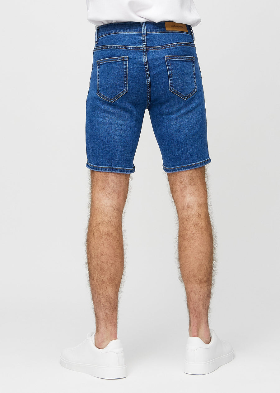 Mörka denim middle-slim shorts sedda bakifrån, så att man kan se hela produkten.