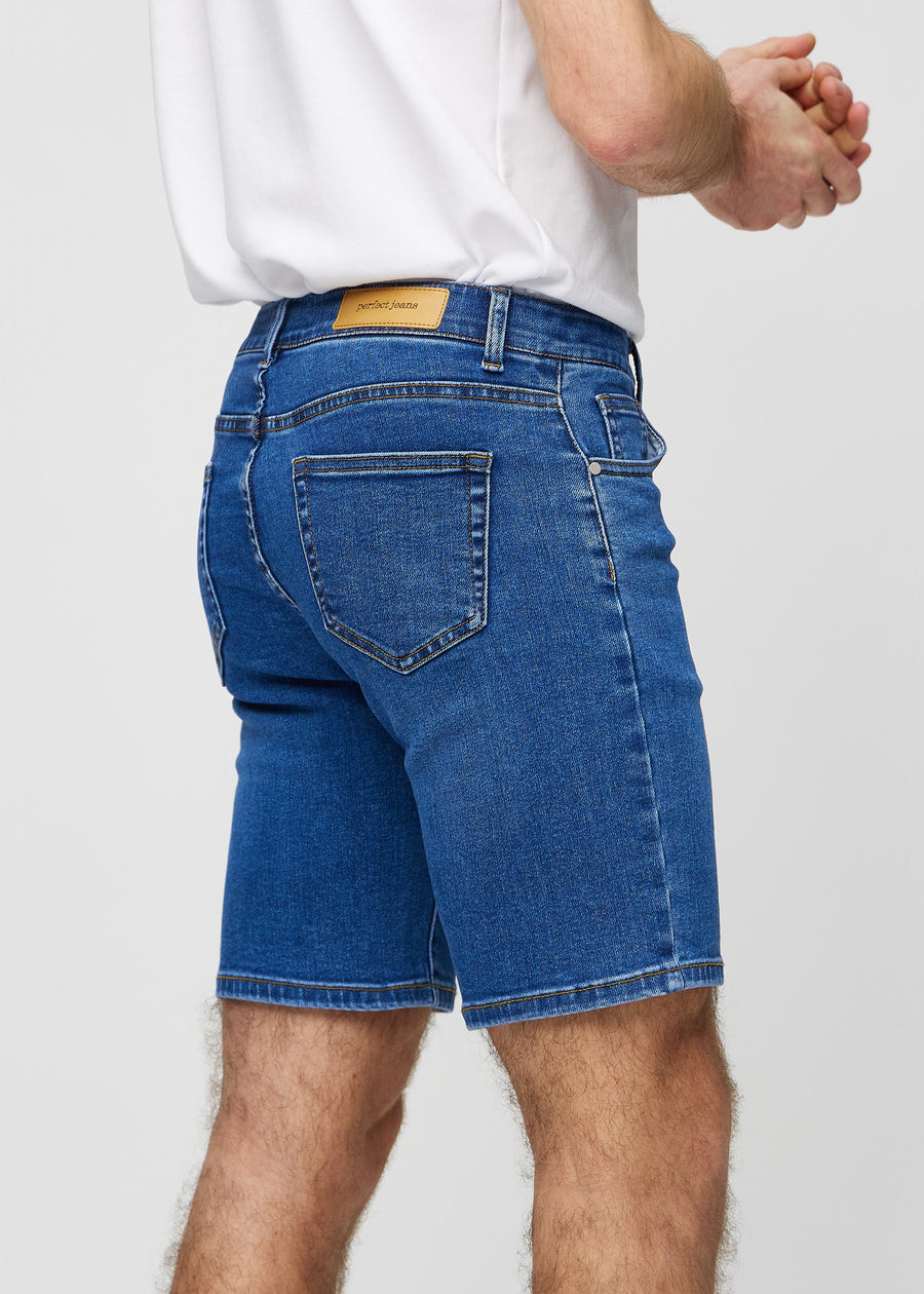 Mörka denim middle-slim shorts sedda bakifrån i närbild för att visa detaljer.