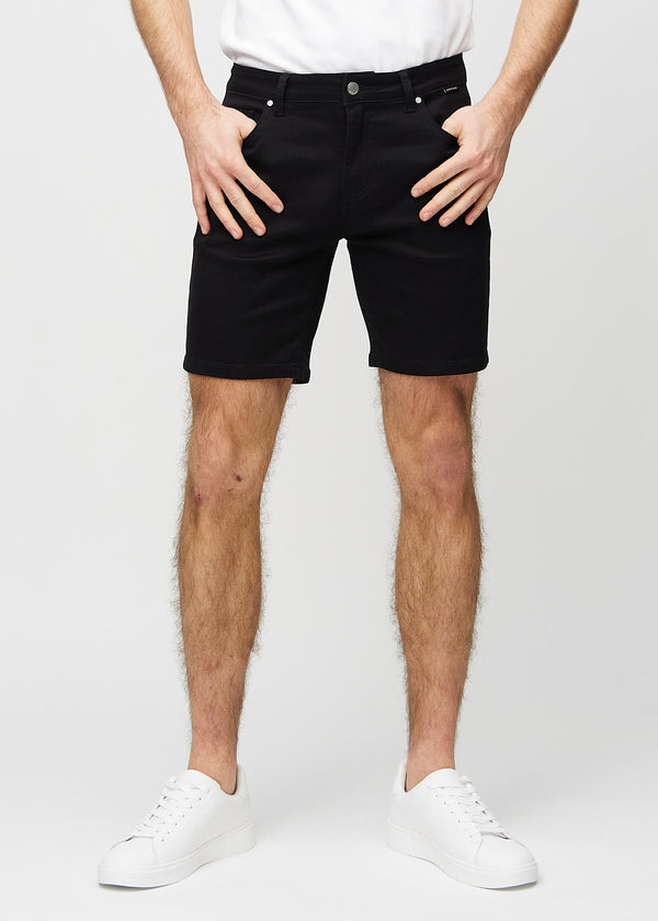 Svarta shorts i middle-slim-passform, som följer låren och slutar strax ovanför knät, sedda framifrån.
