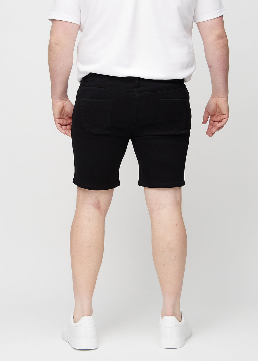 Sorte middle-slim shorts set bagfra på en plus-size model, så man kan se hele produktet.
