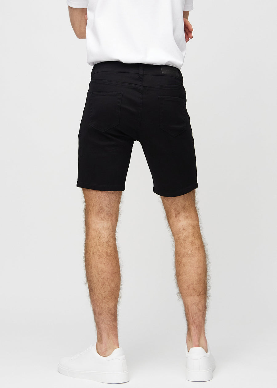 Sorte middle-slim shorts set bagfra, så man kan se hele produktet.