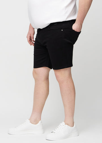 Sorte middle-slim shorts set fra siden på en plus-size model.