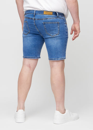 Denim middle-slim shorts set bagfra på en plus-size model, så man kan se hele produktet.