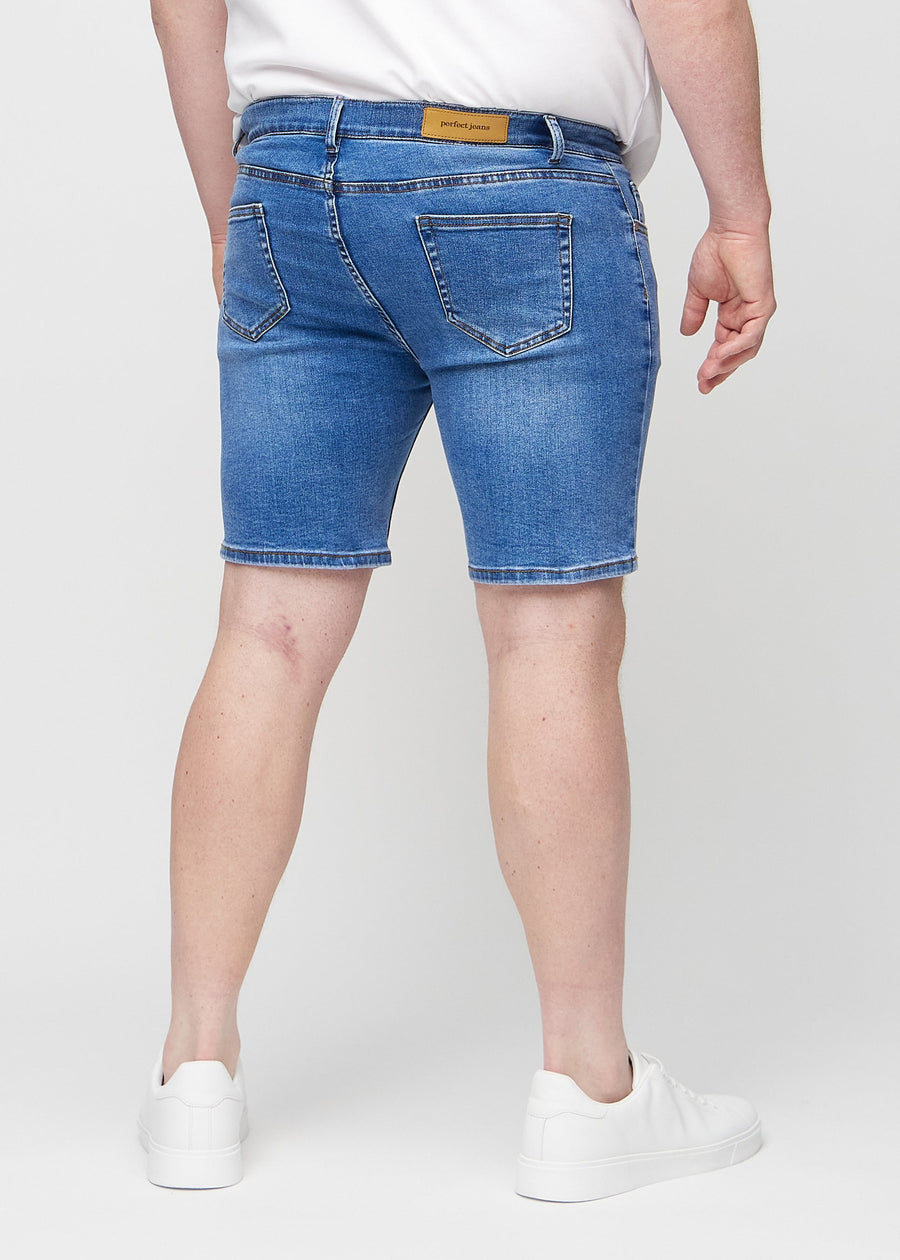 Denim middle-slim shorts set bagfra på en plus-size model, så man kan se hele produktet.