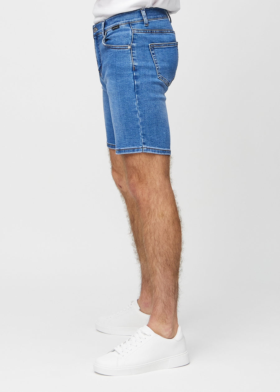Denim middle-slim shorts set fra siden på model.