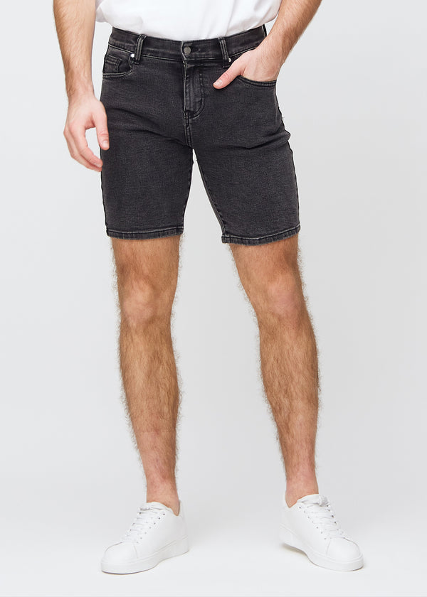Mörkgrå denimshorts i middle-slim-passform, som följer låren och slutar strax ovanför knät, sedda framifrån.