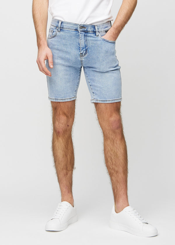 Ljusblå denimshorts i middle-slim-passform, som följer låren och slutar strax ovanför knät, sedda framifrån.