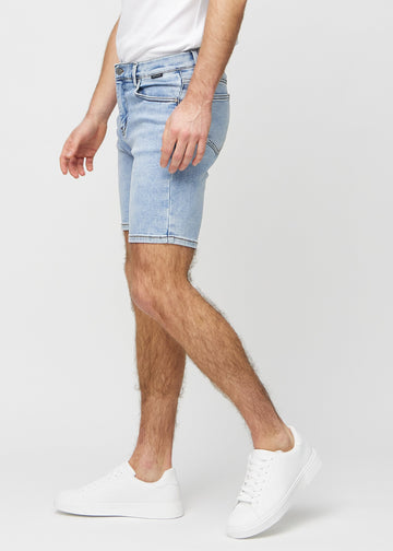 Lys denim middle-slim shorts set fra siden på model.