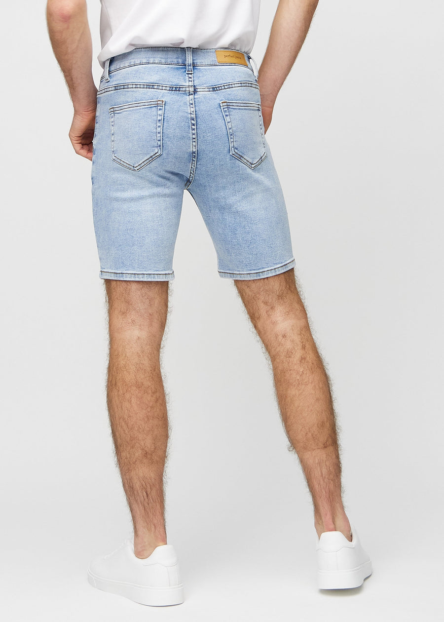 Lys denim middle-slim shorts set bagfra, så man kan se hele produktet.