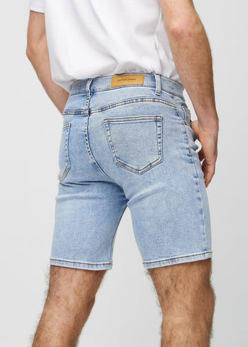 Lys denim middle-slim shorts set bagfra tæt på for at vise detaljer.
