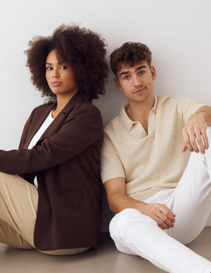 Kvinde i løse beige jeans og mand i hvide jeans