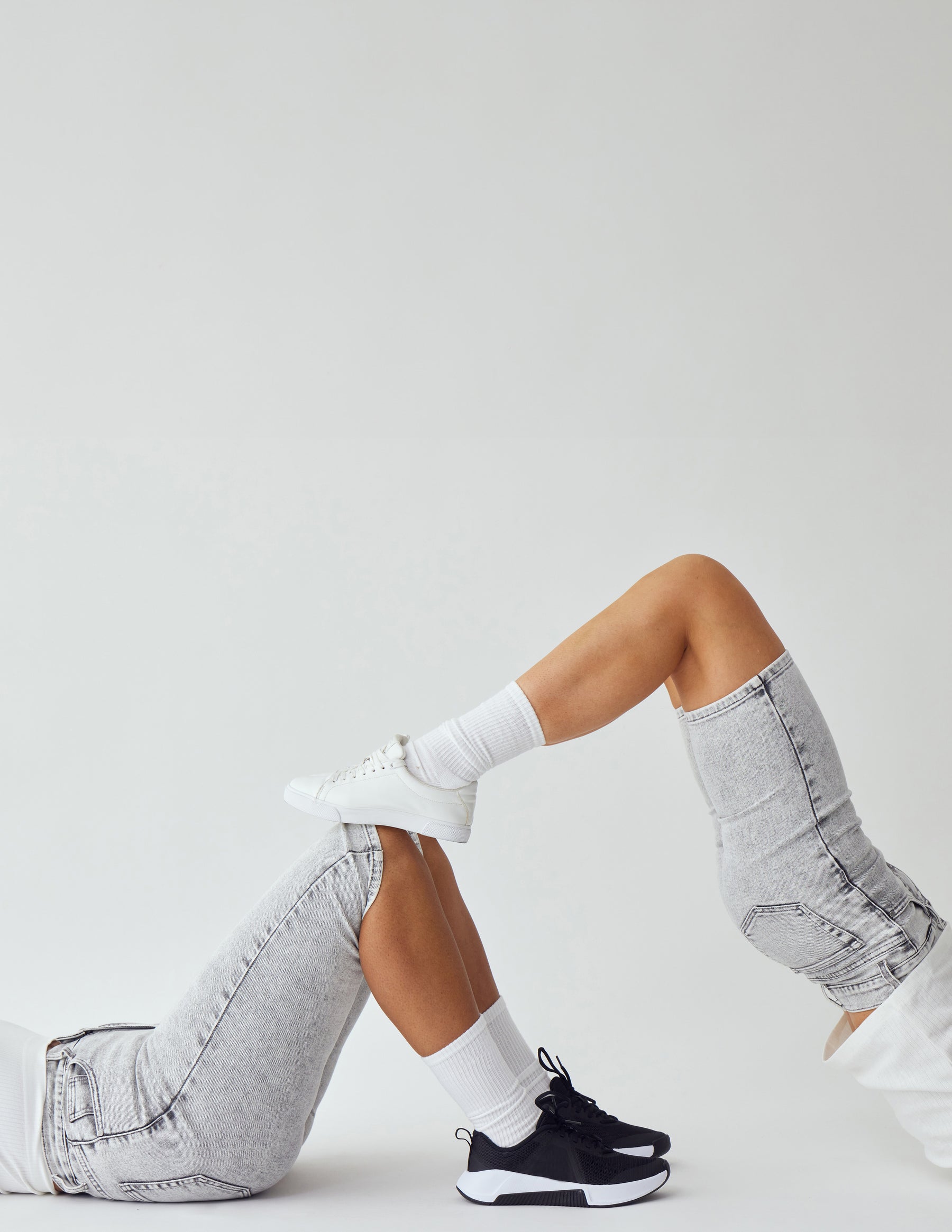 To kvinder i korte lysegrå, stretch shorts og capris fra Perfect Jeans.