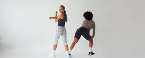 To kvinder i korte lyse- og mørkegrå, stretch shorts og capris fra Perfect Jeans.