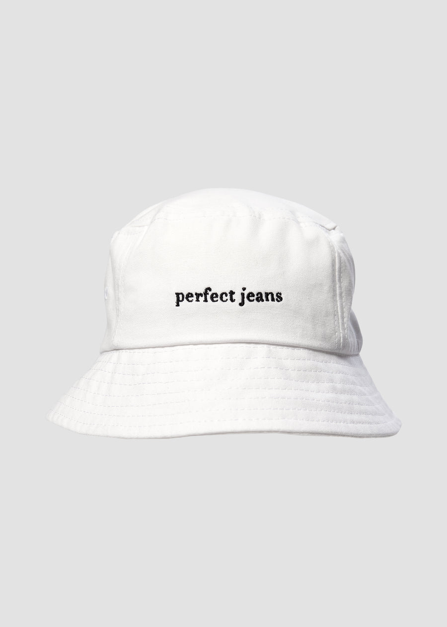 Hvid bøllehat fra Perfect Jeans med sort logo foran.