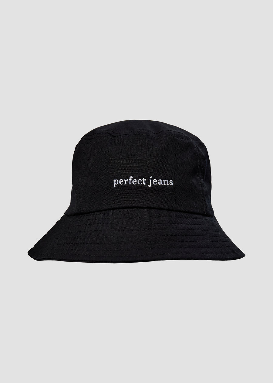 Svart bucket hat från Perfect Jeans med vit logotyp framtill.