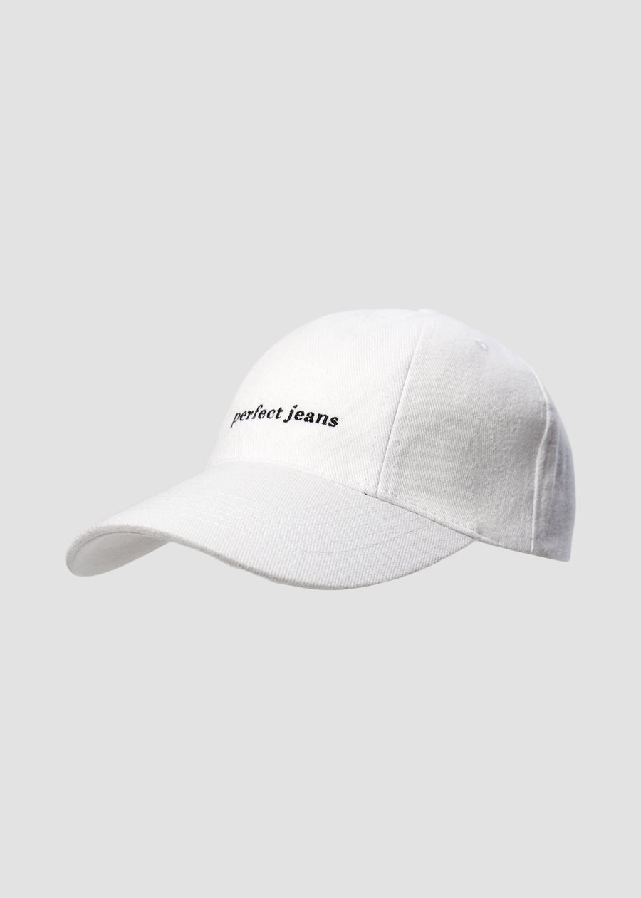 Vit keps från Perfect Jeans med svart logotyp, sedd framifrån.
