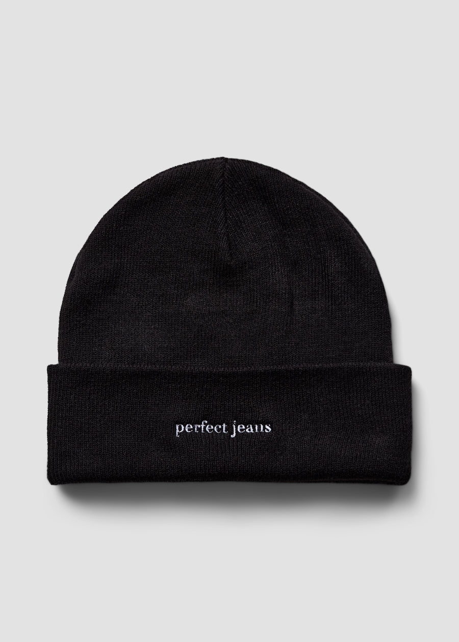 Svart mössa från Perfect Jeans med vit logotyp framtill.