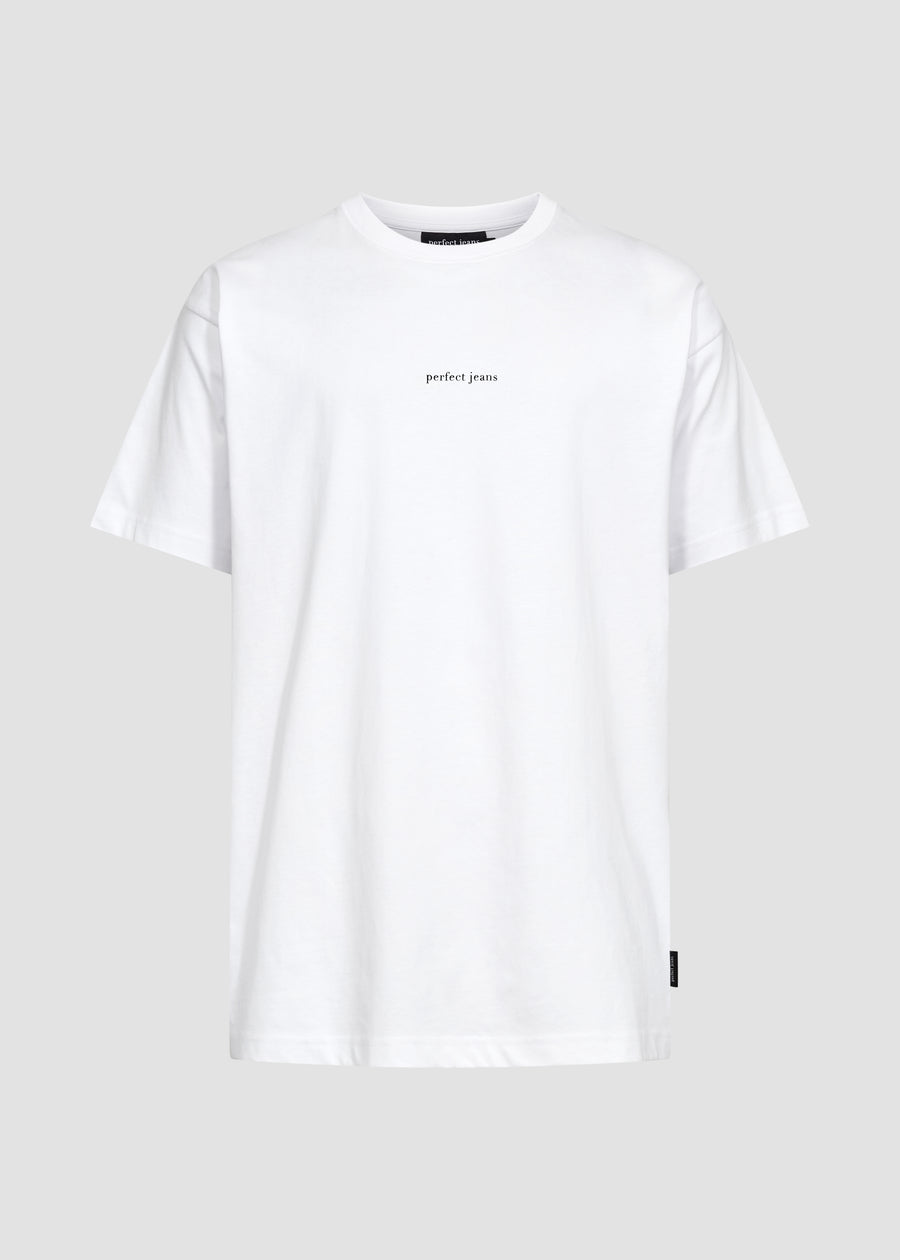 Vit unisex-T-shirt från Perfect Jeans med svart logotyp mitt på bröstet, sedd framifrån.