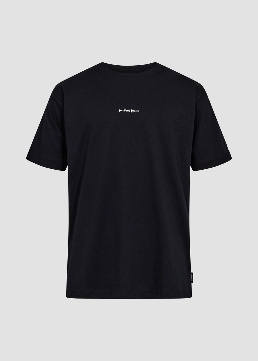 Svart unisex-T-shirt från Perfect Jeans med vit logotyp mitt på bröstet, sedd framifrån.