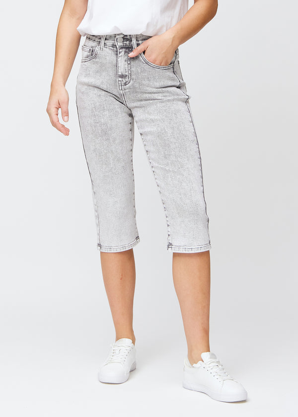 Lysegrå denim regular capris, modelnavn Ashes, som sidder lige til benet og slutter lige under knæet, set forfra.